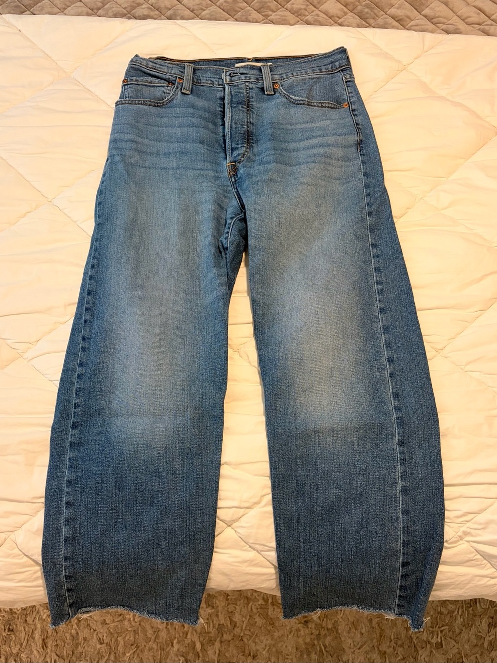 Levi’s Ribcage straight ankle jeans. Medium wash size 30